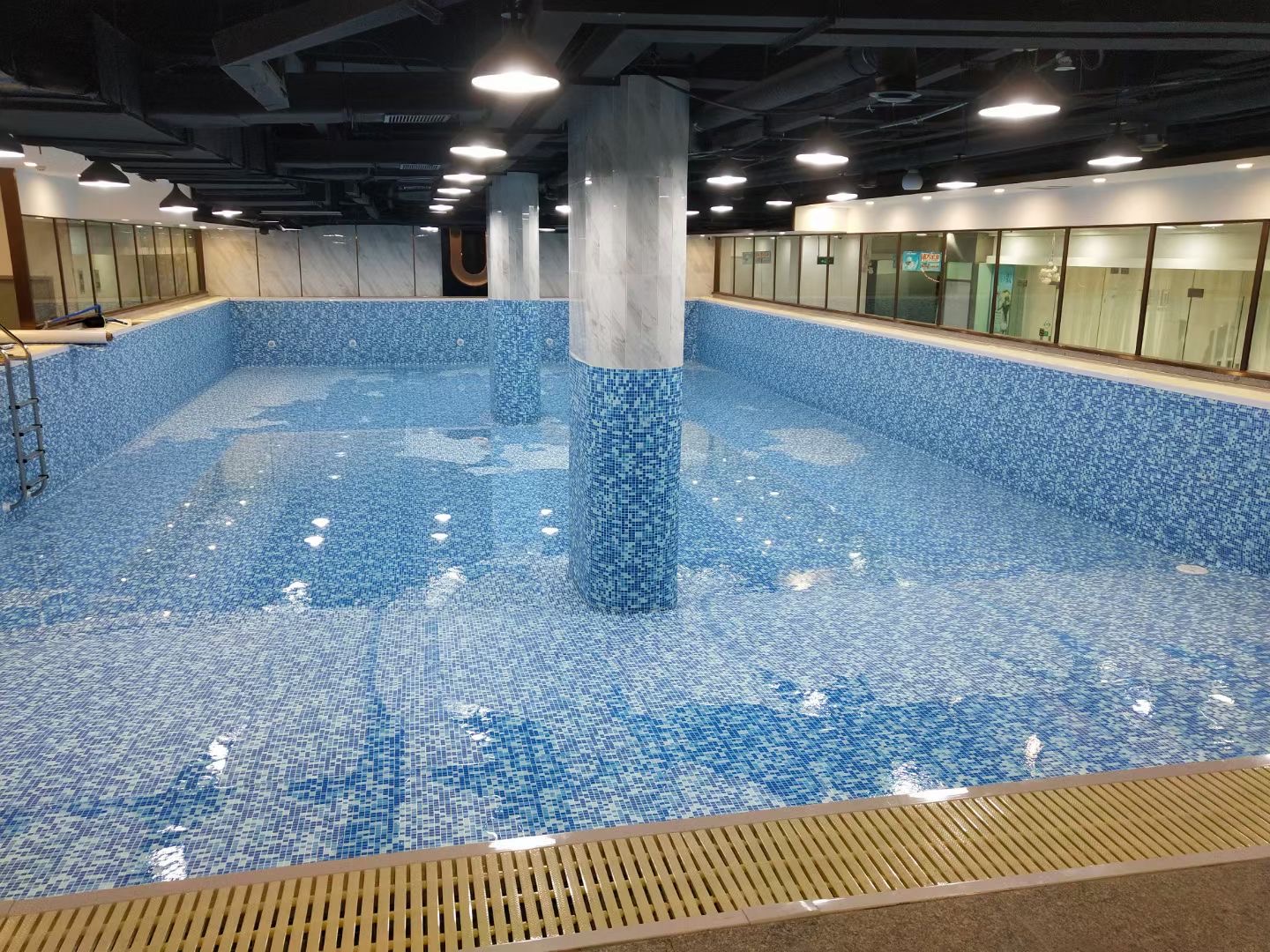 瓷砖上直接覆盖泳池胶膜需要什么条件
